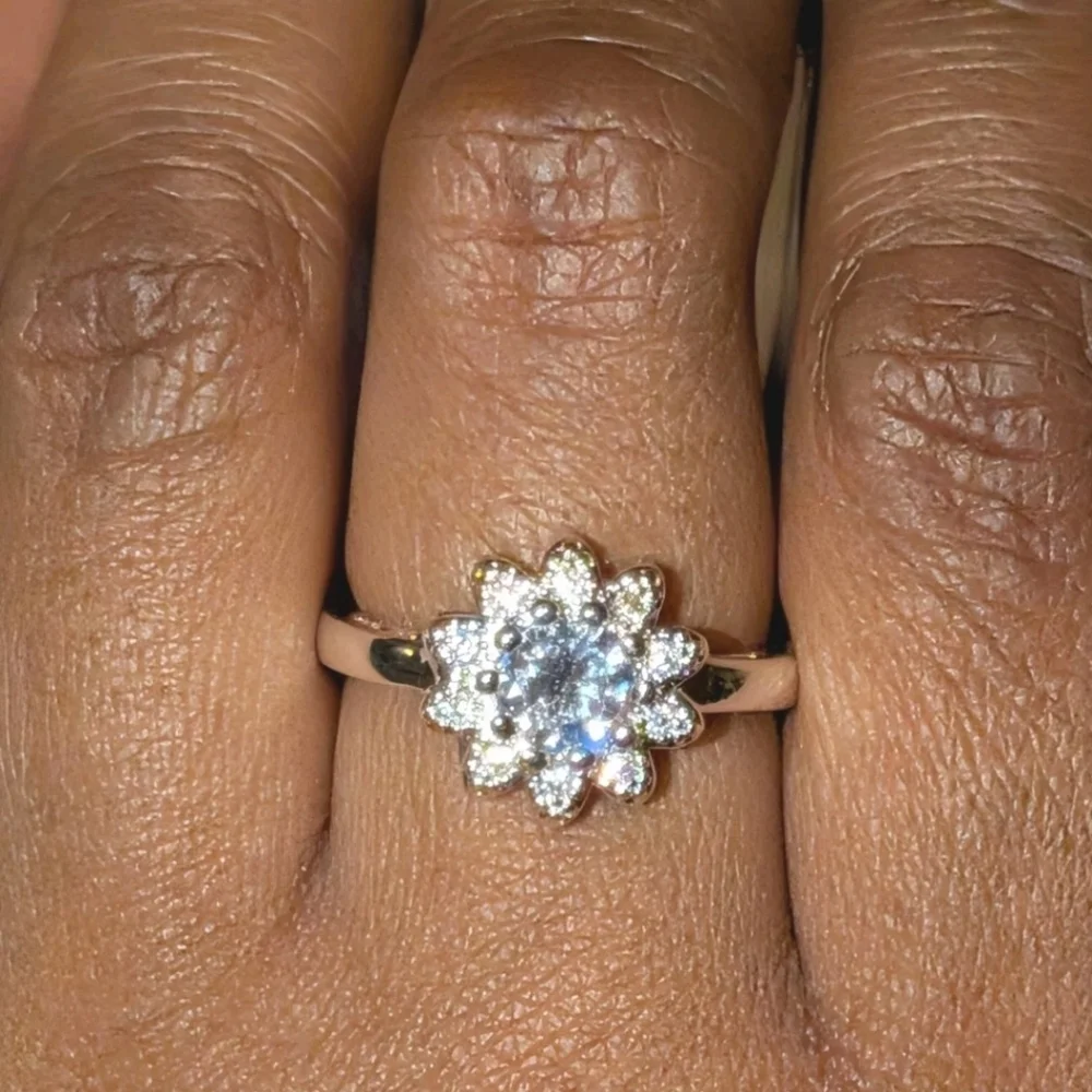 Elegant 925 Sterling Silver Floral Ring Sz 8